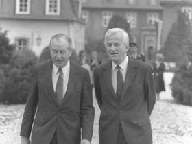 Staatspräsident Chaim Herzog und Bundespräsident Richard von Weizsäcker 1987 auf Schloss Gymnich