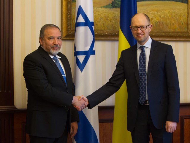 Außenminister Lieberman und der ukrainische Ministerpräsident Jazenjuk