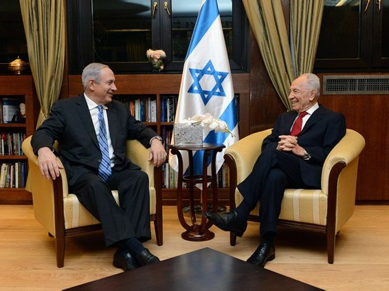 ---ISRAEL OUT--Israel's President Shimon Peres meets Prime minister Benjamin Netanyahu at his office in Jerusalem, March 16, 2013. Photo by Kobi Gideon / GPOנשיא המדינה שמעון פרס נפגש עם ראש הממשלה בנימין נתניהו בלשכתו