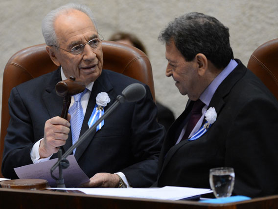 Pres Peres hands over the gavel to acting Knesset Speaker Ben Eliezer