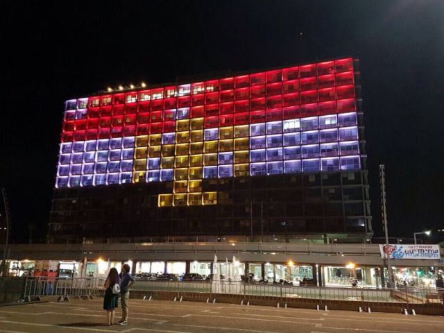 In Solidarität mit den Menschen in Ägypten wurde die ägyptische Flagge an das Gebäude der Stadtverwaltung von Tel Aviv-Yafo projiziert