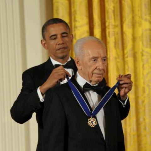 President Peres receiving the medal