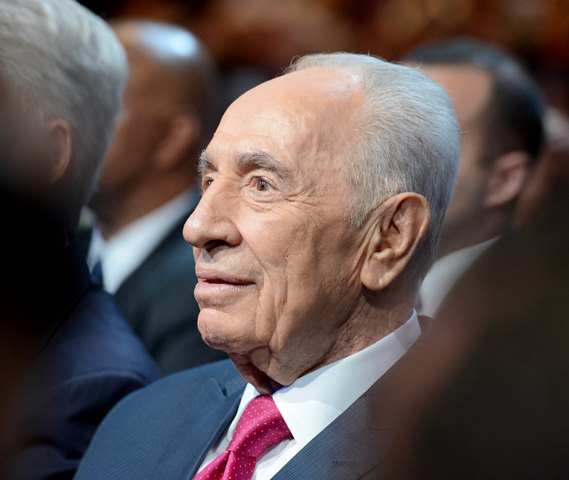 President Shimon Peres 90th birthday celebrations at the International Convention Center in Jerusalem.
Photo: President Peres observing from the crowed.

חגיגות יום הולדת 90 לנשיא המדינה שמעון פרס בבנייני האומה בירושלים.
צילום: נשיא המדינה פרס מביט ממקומו