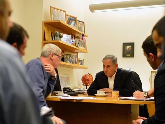 PM Netanyahu at a briefing at the MFA situation room