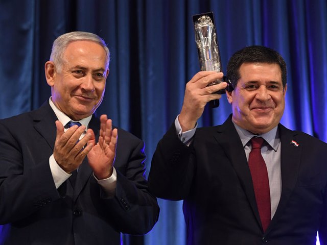 PM Netanyahu with Paraguayan President Horacio Cartes at the Ministry of Foreign Affairs reception.