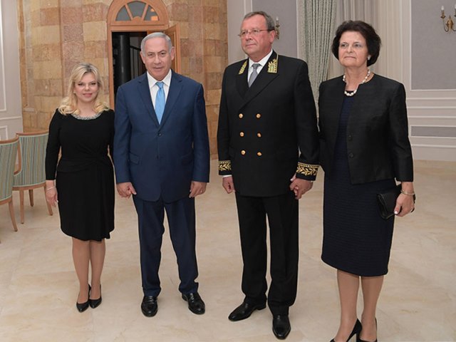 PM Netanyahu and Russian Ambassador Viktorov with their wives at the reception at Sergei's Courtyard in Jerusalem.