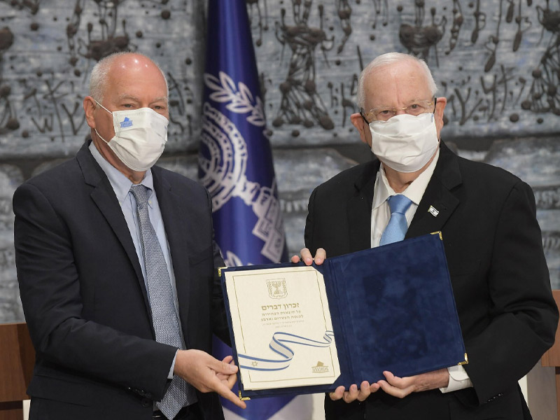 President Rivlin receiving the official election results from chairman of the Central Elections Committee Judge Uzi Fogelman