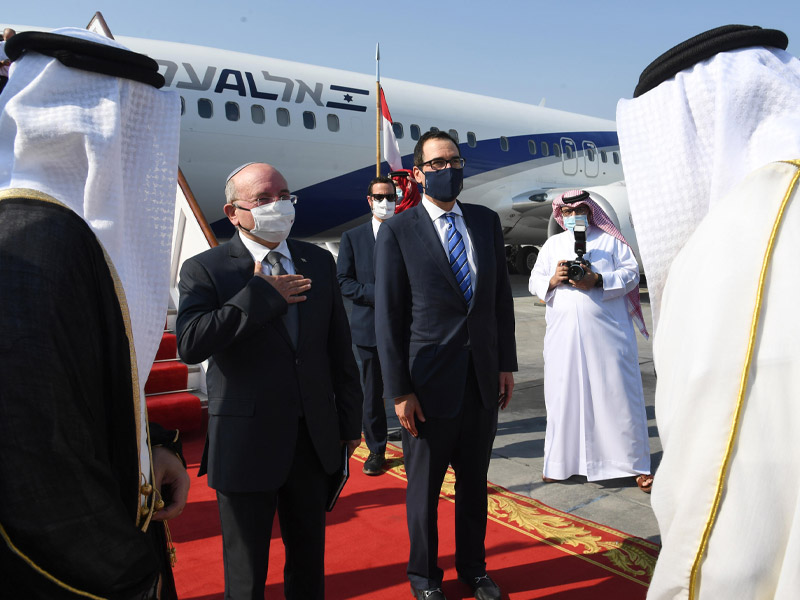 NSC Head Meir Ben-Shabbat (left) and US Secretary of the Treasury Steve Mnuchin upon arrival in Bahrain