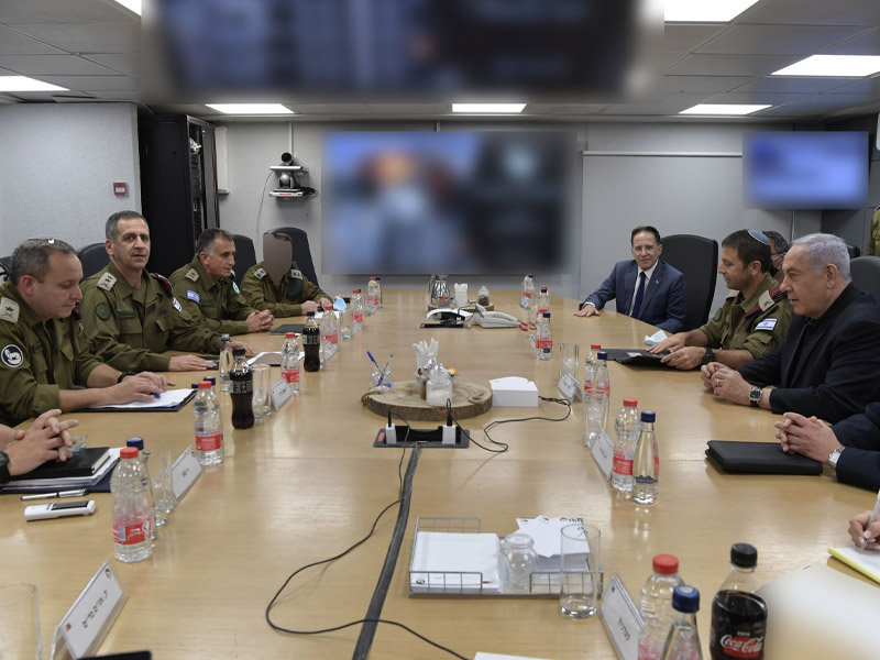 PM Netanyahu at IDF Southern Command HQ with IDF Chief-of-Staff and senior security establishment officials