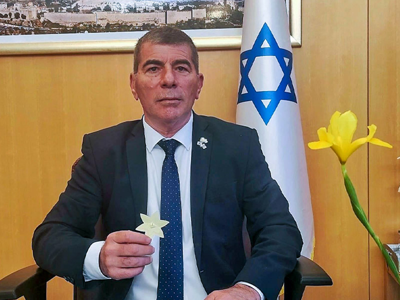 FM Ashkenazi with a yellow daffodil, commemorating 78 years since the Warsaw Ghetto uprising