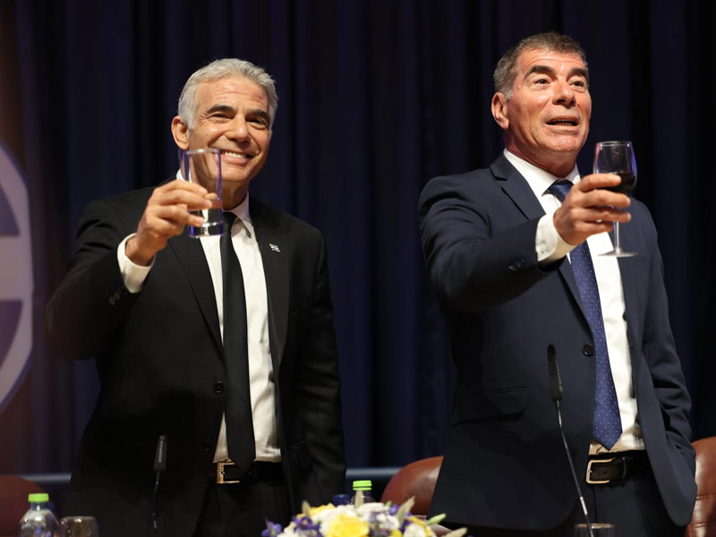 Incoming FM Lapid (left) and outgoing FM Ashkenazi at the Foreign Ministry hand-over ceremony