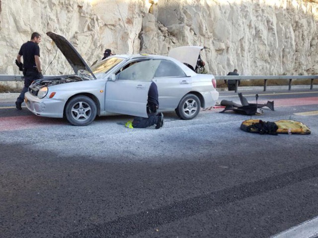 Female terrorist detonates explosive device near checkpoint between Ma'aleh Adumim and Jerusalem - Oct 11, 2015