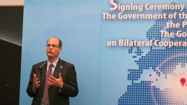 Chief Scientist of the Ministry of Economy of Israel, Avi Hasson, speaks at the signing ceremony