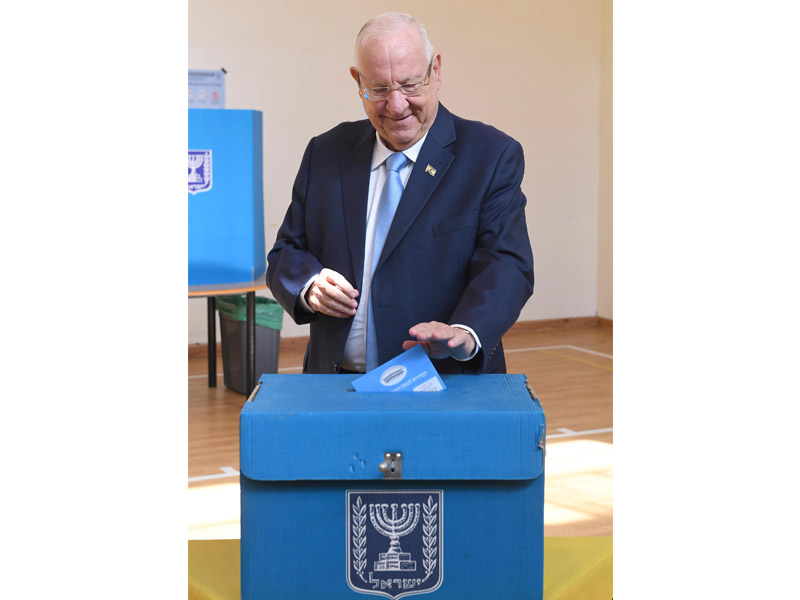 President Reuven Rivlin casting his vote for the 22nd Knesset.