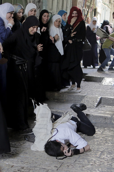 Jew wearing a prayer shawl was attacked by Palestinians in Jerusalem's Old City