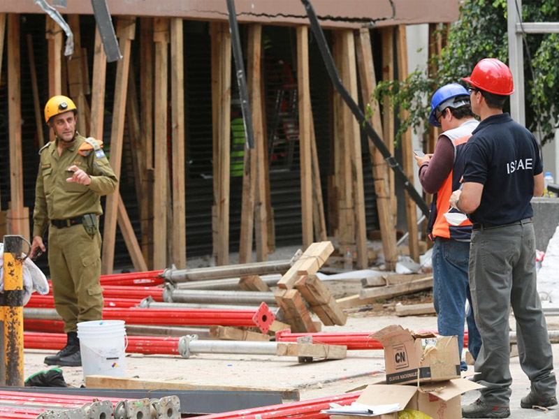 Col. Dudi Mizrahi, commander of the IDF rescue unit, with members of the IDF unit at the rescue site.