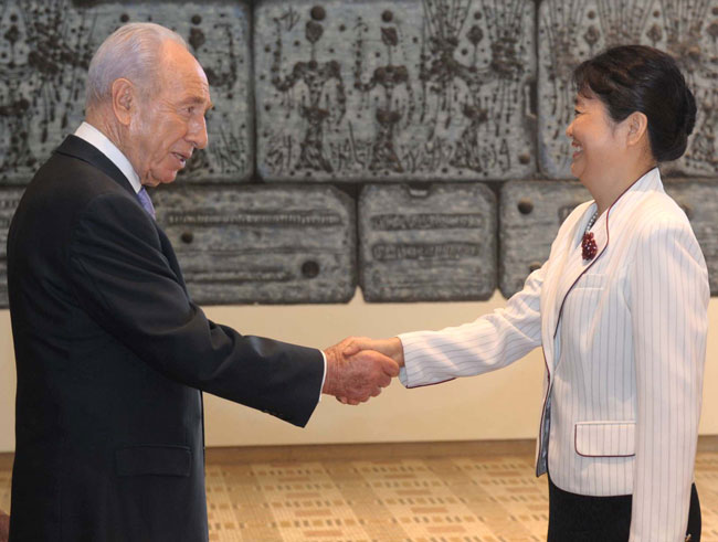 President Shimon Peres accepts the credentials of the new Chinese Ambassador to Israel (Photo: Mark Naiman / GPO)