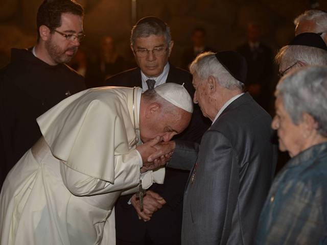 Pope Francis' visit to the Yad Vashem Holocaust Museum in Jerusalem, with President Shimon Peres and Prime Ministrer Benjamin Netanyahu. Photo: Amos Ben Gershom GPO