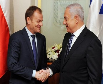 JERUSALEM, ISRAEL - FEBRUARY 24:  In this handout image provided by the Israeli Government Press Office, Israeli Prime Minister Benjamin Netanyahu (R) and Polish Prime Minister Donald Tusk shake hands after signing a bilateral agreement in Netanyahu's off