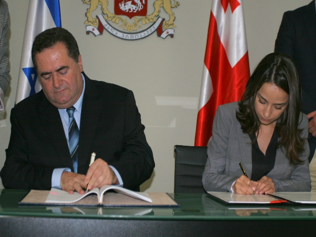 Israel Katz and Vera kobalia signing the agreement on air transportation