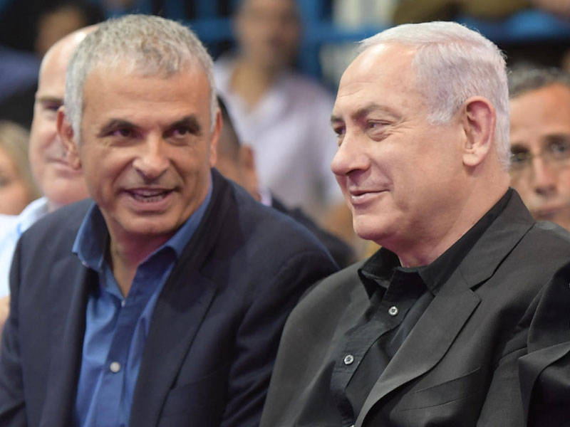 Finance Minister Moshe Kahlon and PM Benjamin Netanyahu at the Be'er Yaakov roof agreement ceremony.