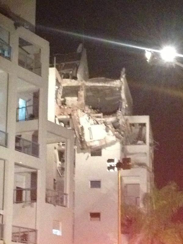 Rocket Hit Building in Rishon LeZion.jpg