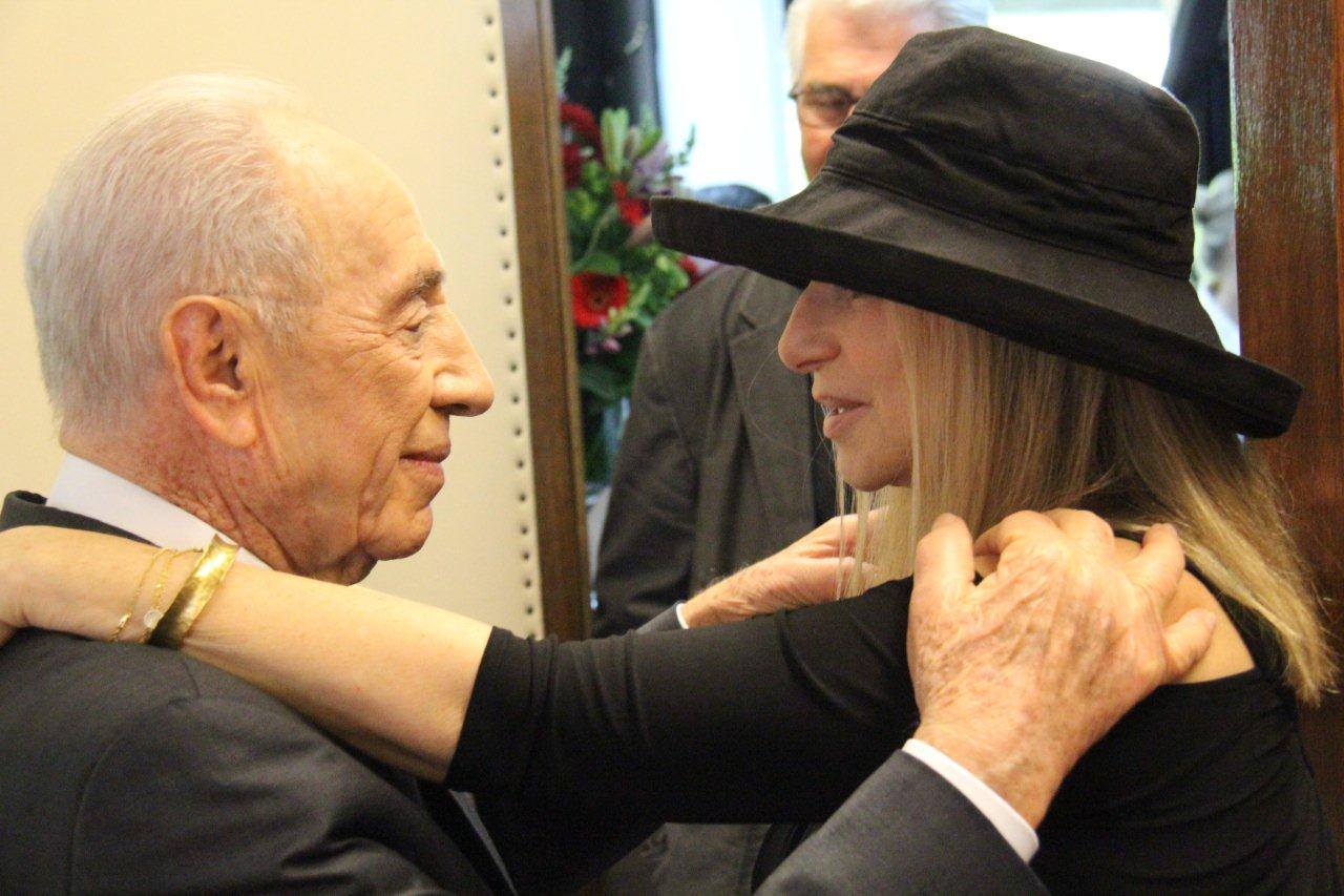 Shimon_Peres_and_Barbara_Streisand.jpg