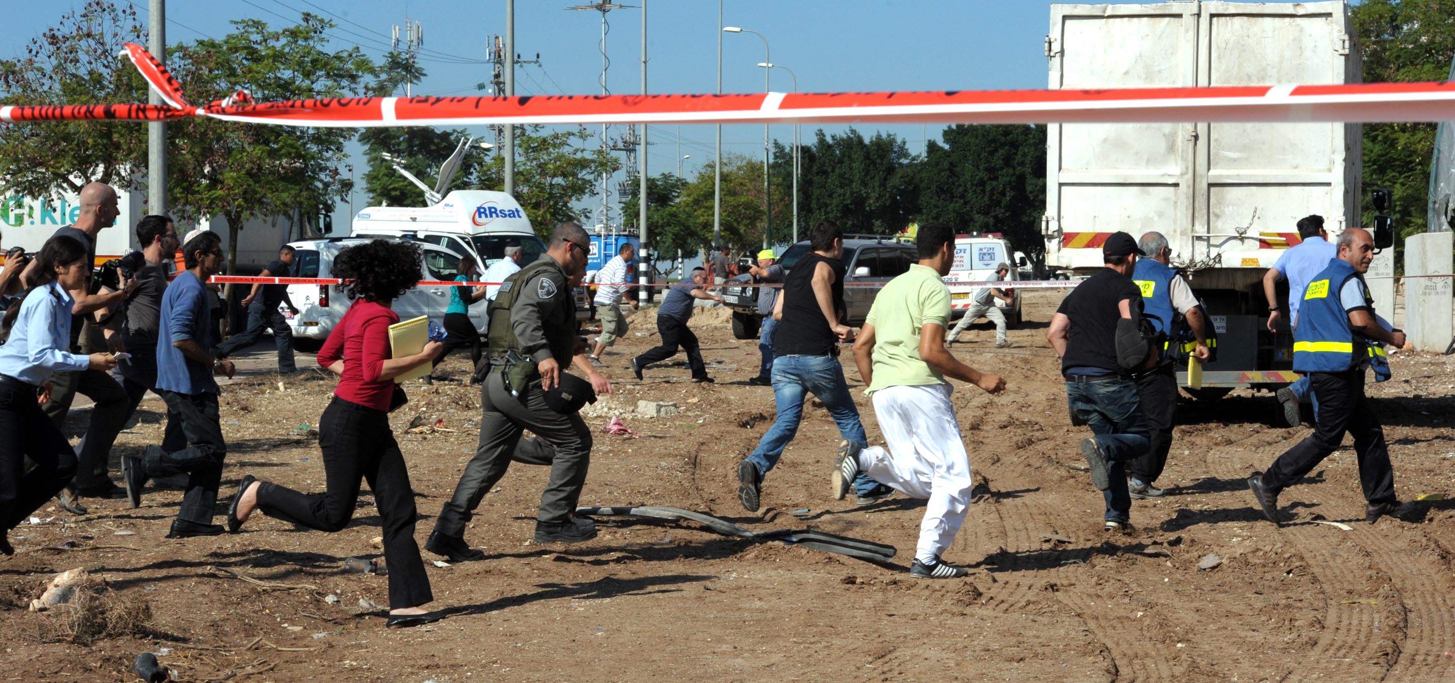 Civilians Running away from Rockets_Moshe Milner GPO.jpg